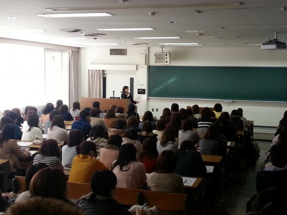 写真：熱心に聴講する名古屋学芸大学管理栄養学部の皆さん