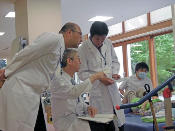 市村和徳Dr.(中央)の説明を受ける阿日嘎太Dr.(右)、刘遵南Dr.(左)