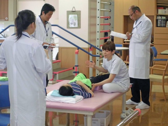 佐々木 理学療法士による外来リハビリの1コマ