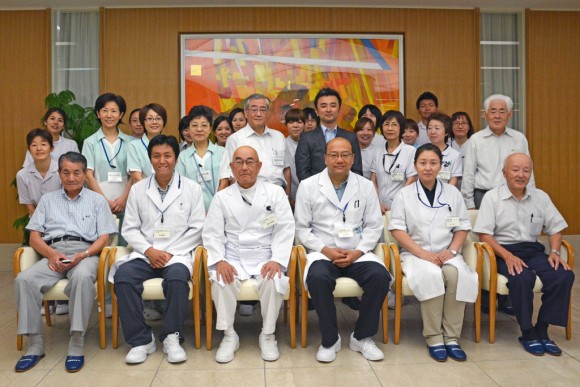 高野博 内蒙古医大名誉教授(前列左)、西嶌美知春 院長・施設長(中央左)ほか一同にて集合写真