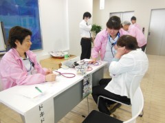 「ドキドキ感じよう体験」で自分の心音をチェック ドキドキ心音