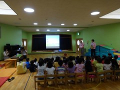 絵本の読み聞かせ