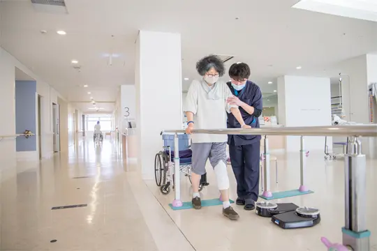 術後2日目　平行棒で歩く練習