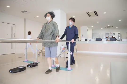 術後１週目　1人で平行棒を使って歩く練習