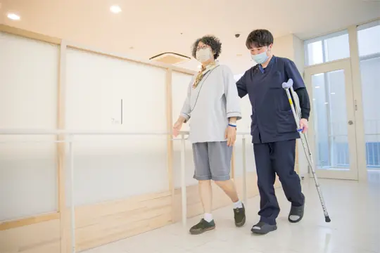 術後２週目　徐々に杖なしで歩く練習へ